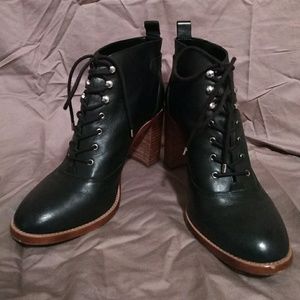 Gianni Bini Leather bootie SZ11